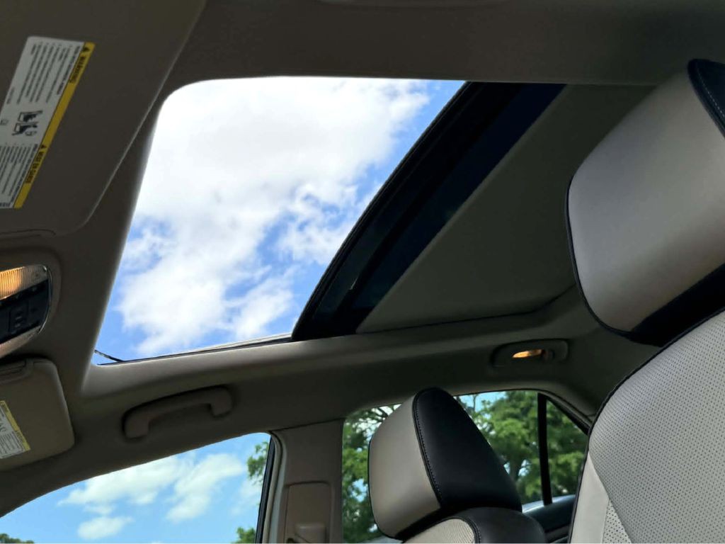 2012 Chrysler 300 Image 17