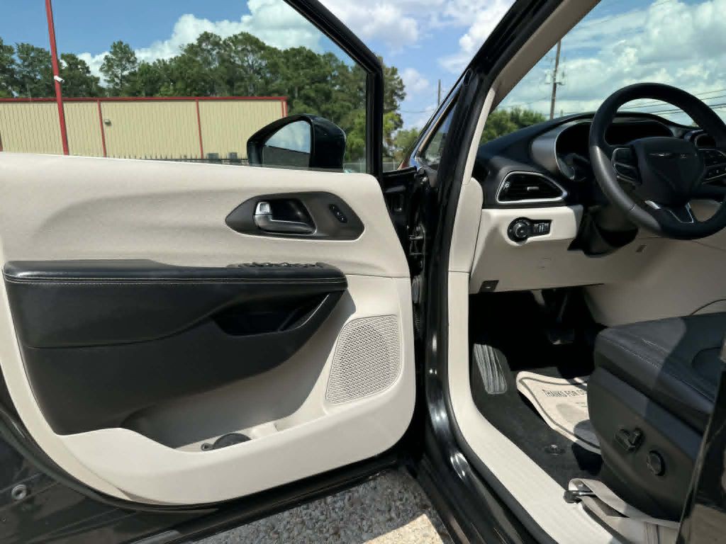 2022 Chrysler Pacifica Image 11