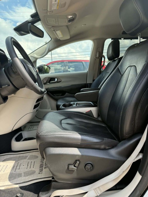 2022 Chrysler Pacifica Image 12