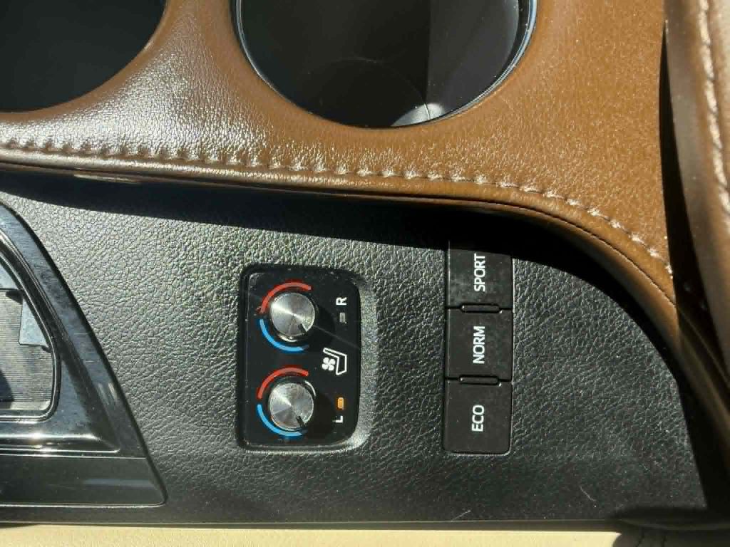 2016 Toyota Avalon Image 30