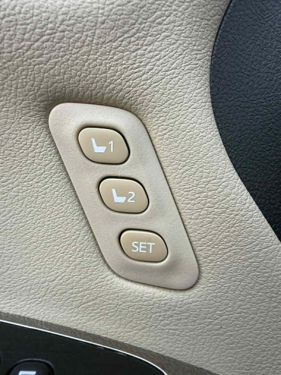 2016 Toyota Avalon Image 34