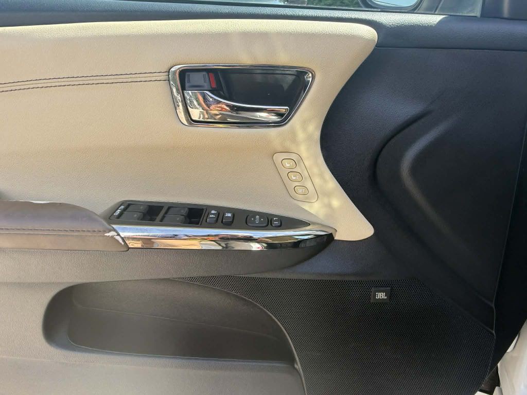 2016 Toyota Avalon Image 35