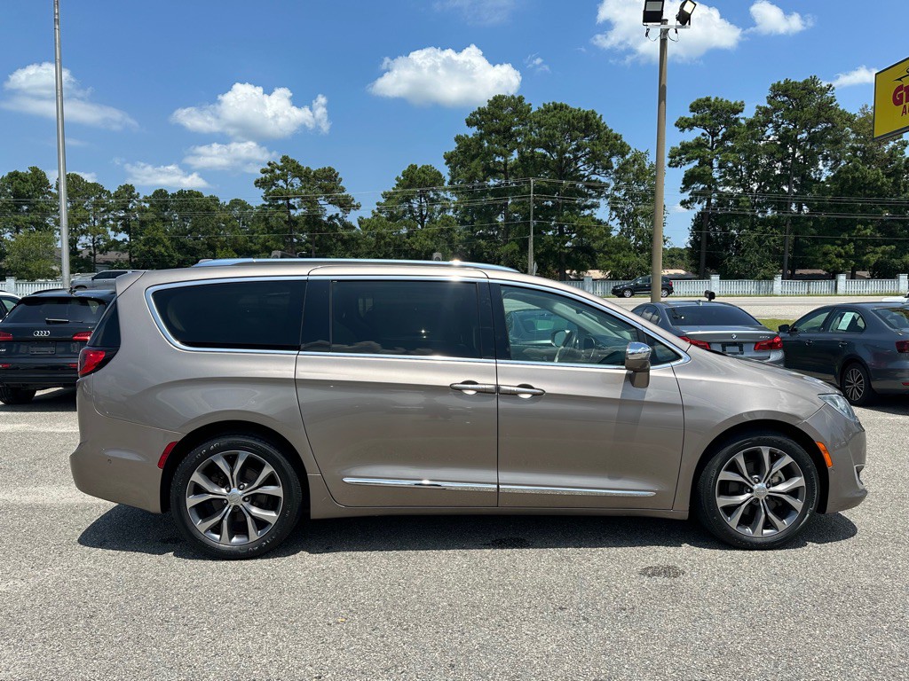 2017 Chrysler Pacifica Image 6