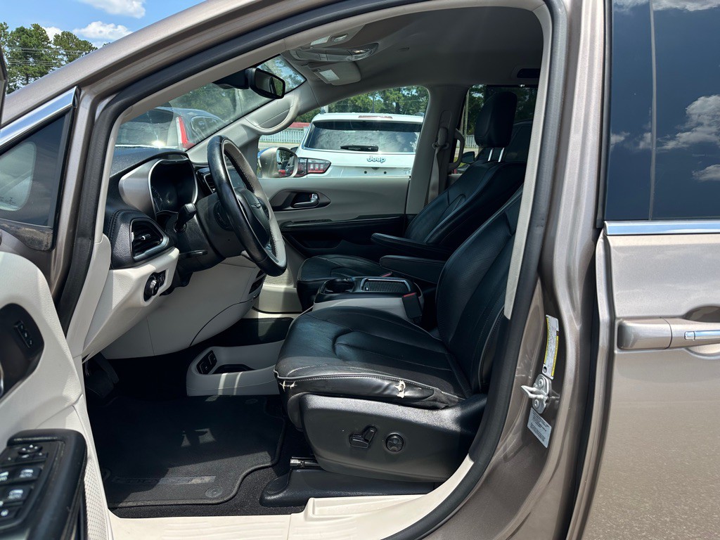 2017 Chrysler Pacifica Image 8