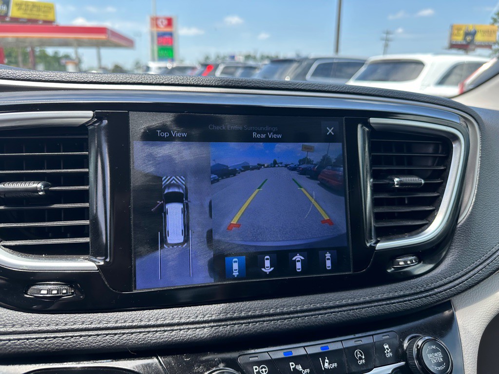 2017 Chrysler Pacifica Image 11