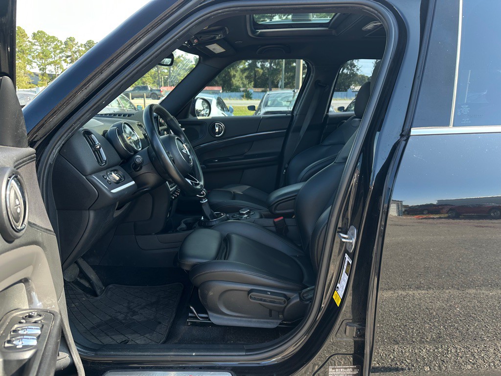 2017 MINI Cooper Image 9