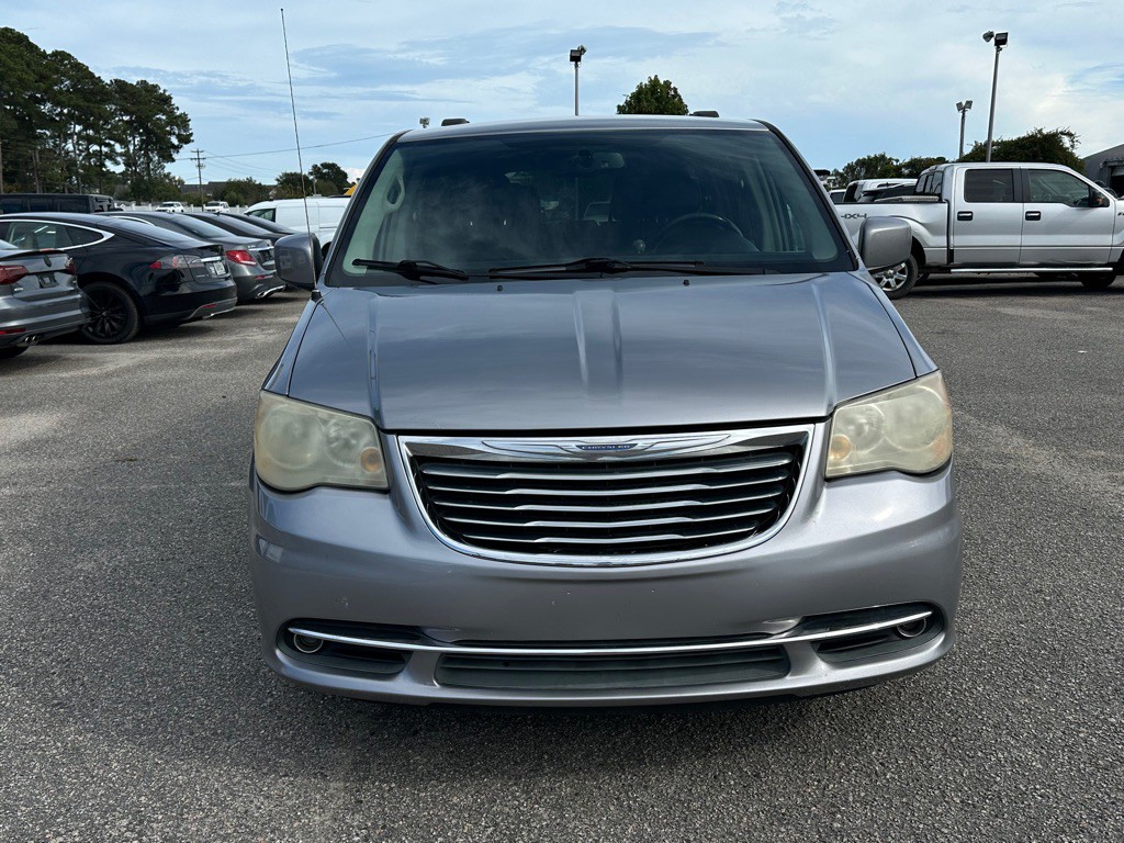 2014 Chrysler Town & Country Image 2