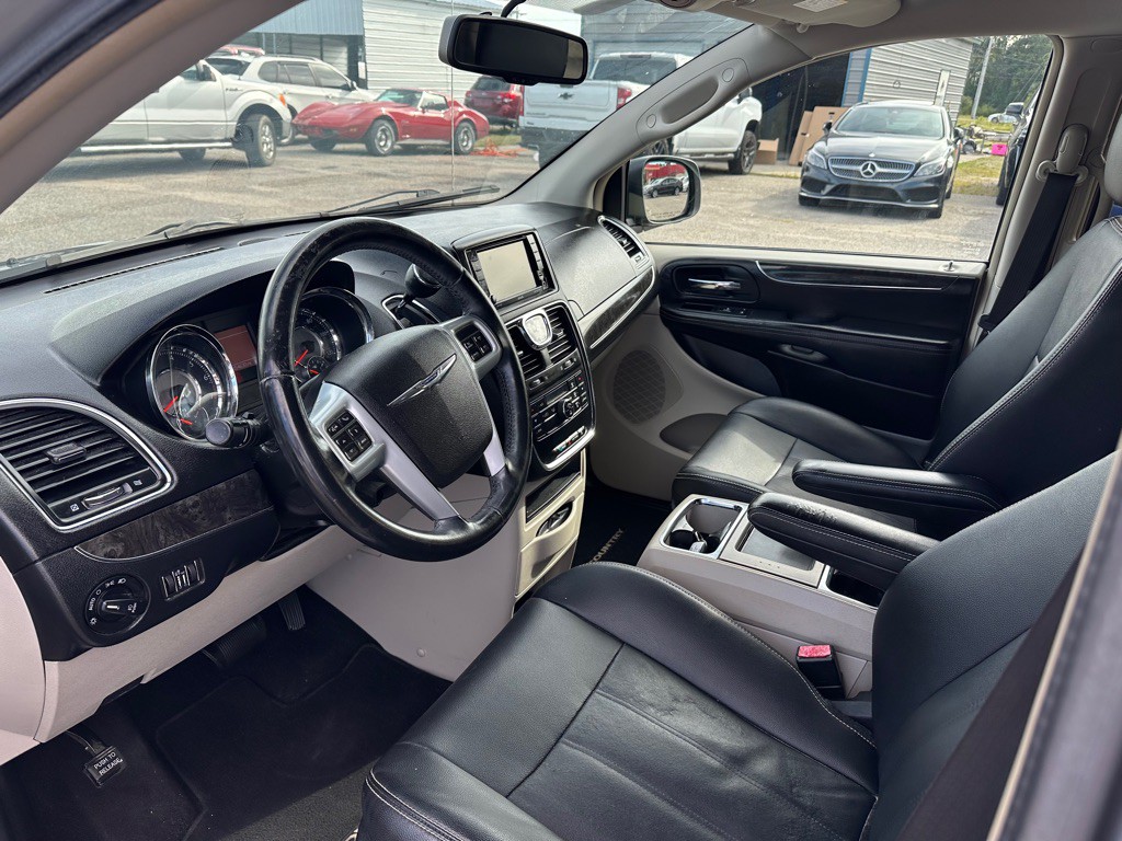 2014 Chrysler Town & Country Image 10