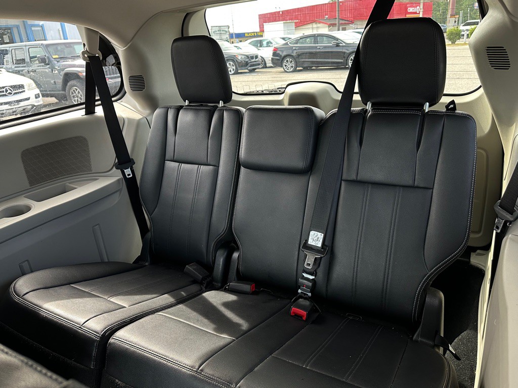 2014 Chrysler Town & Country Image 12