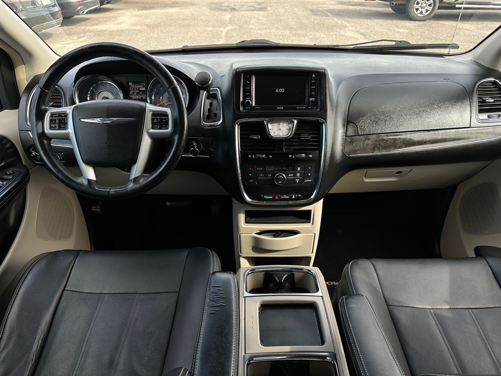 2014 Chrysler Town & Country Image 13