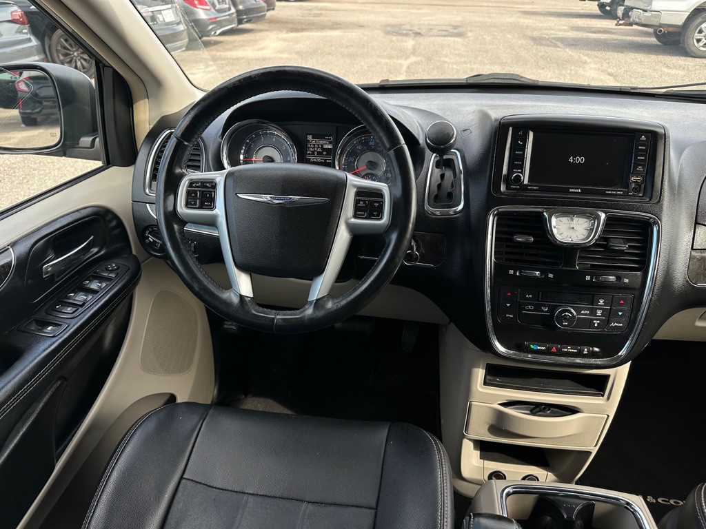 2014 Chrysler Town & Country Image 14