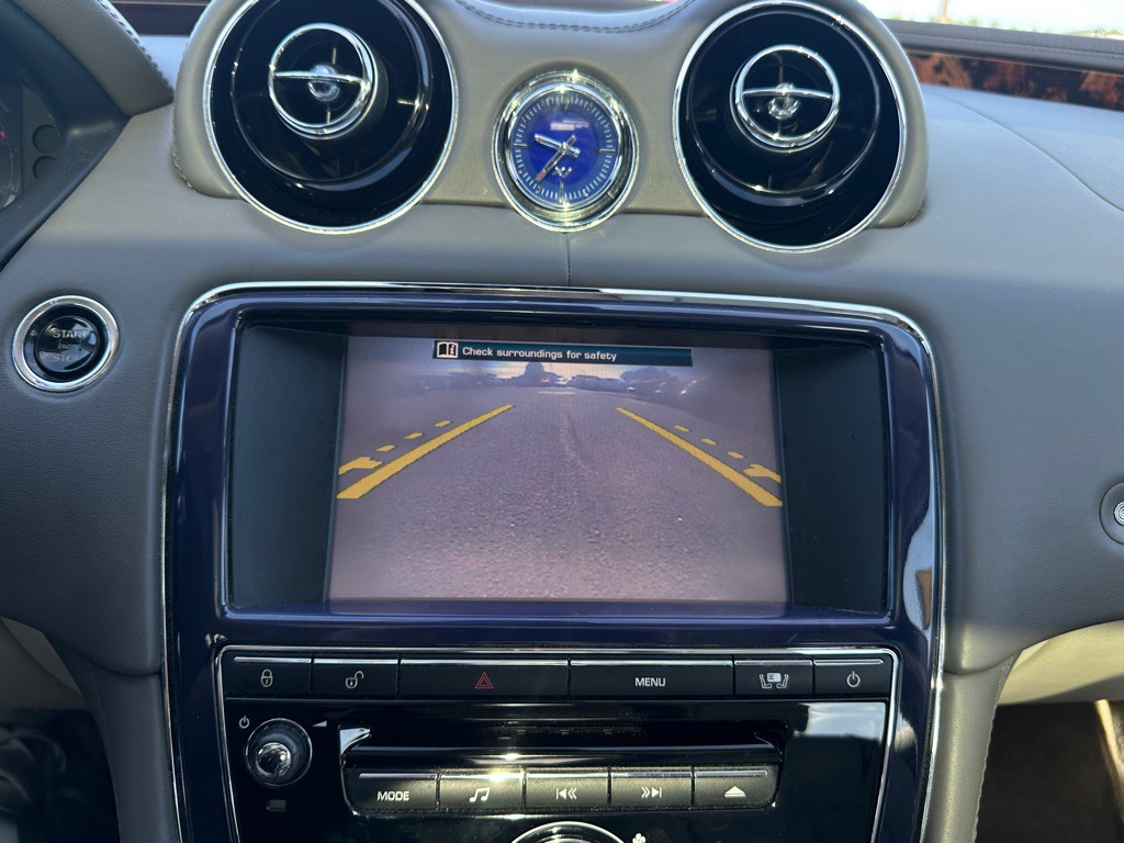 2011 Jaguar XJ Image 10