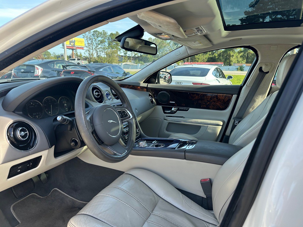2011 Jaguar XJ Image 13