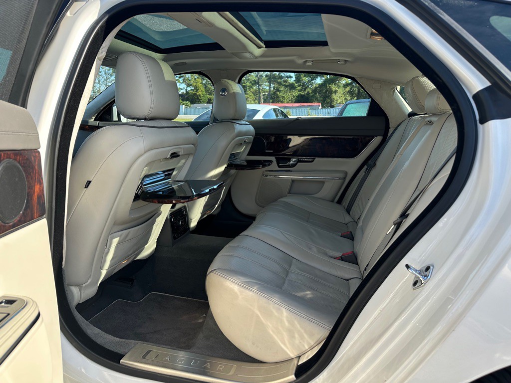 2011 Jaguar XJ Image 14