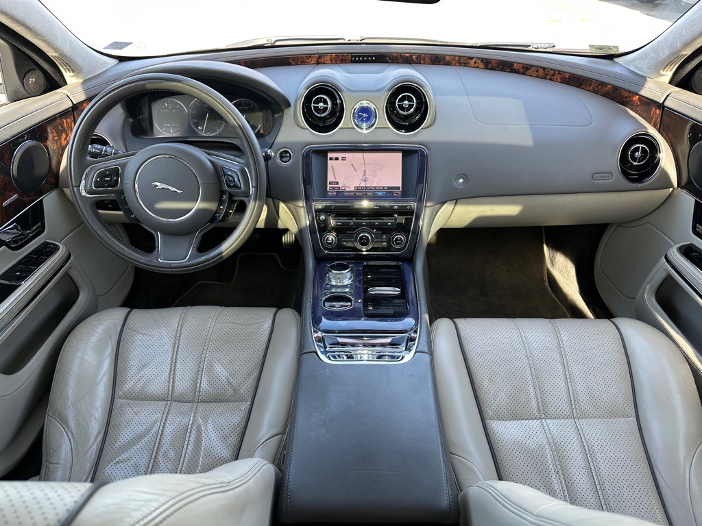 2011 Jaguar XJ Image 15