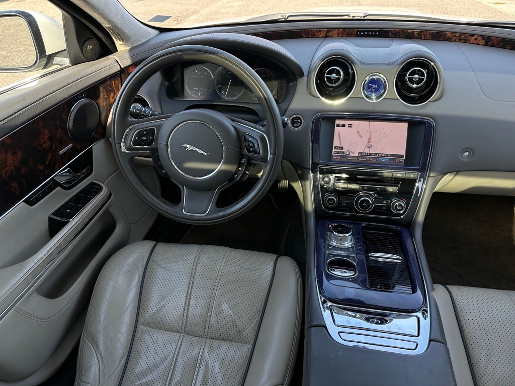 2011 Jaguar XJ Image 16