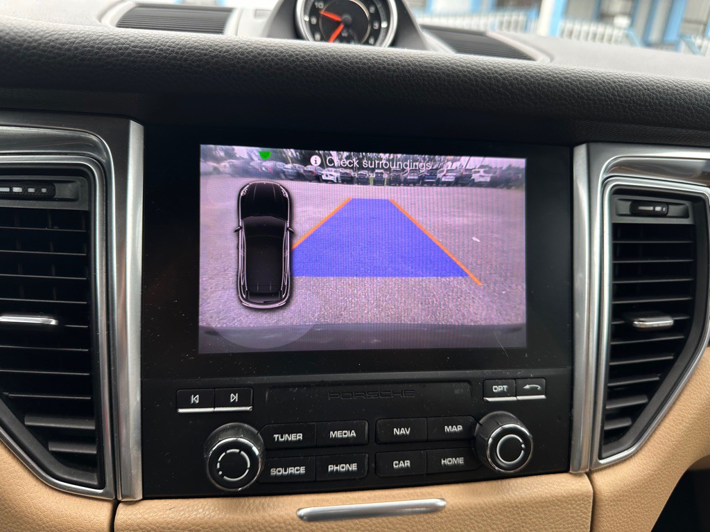 2017 Porsche Macan Image 10