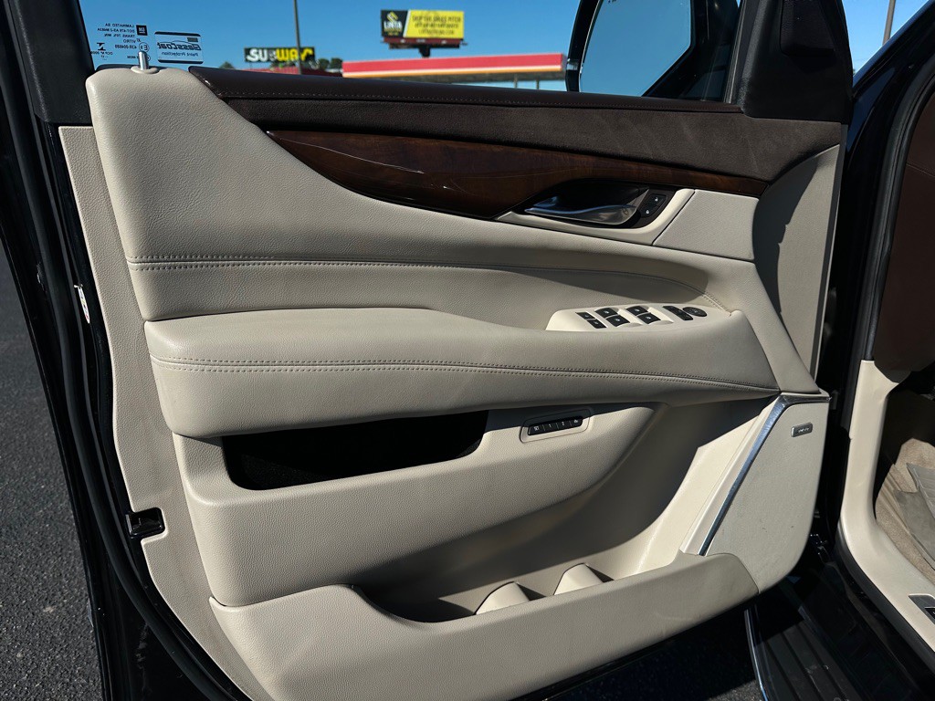 2017 Cadillac Escalade Image 9