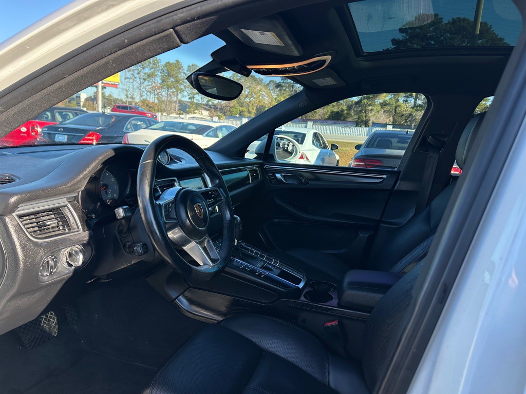 2016 Porsche Macan Image 12