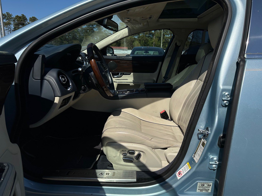 2012 Jaguar XJ Image 9