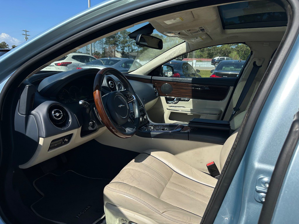 2012 Jaguar XJ Image 10