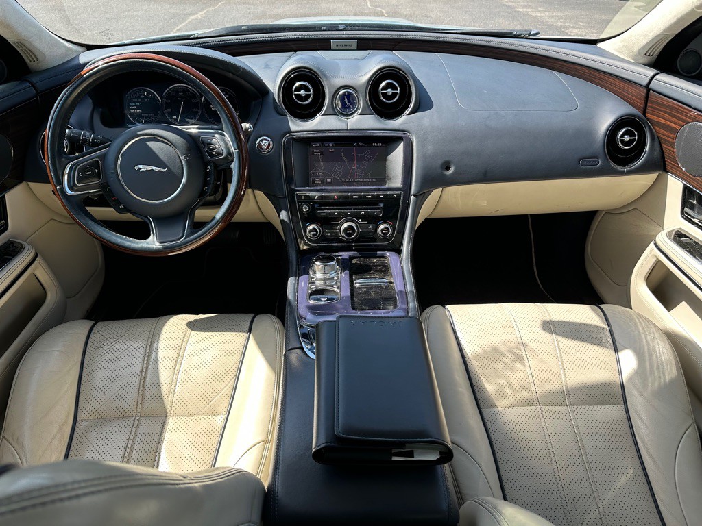 2012 Jaguar XJ Image 12