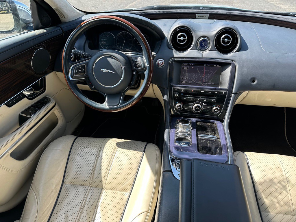 2012 Jaguar XJ Image 13