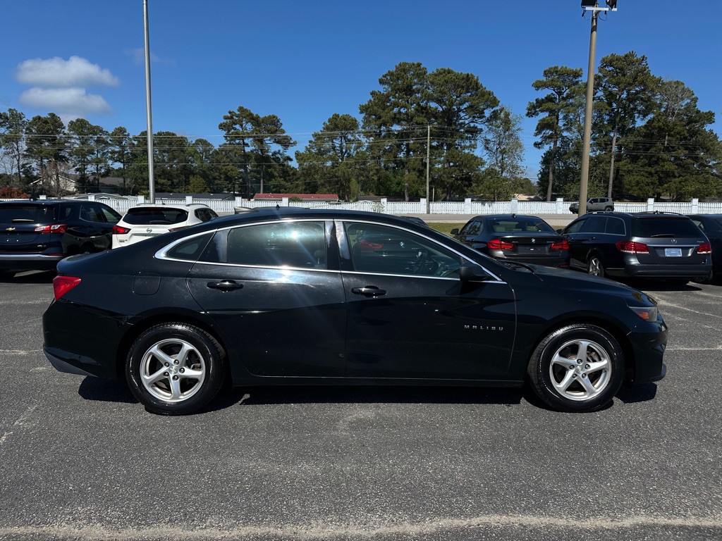 2017 Chevrolet Malibu Image 4