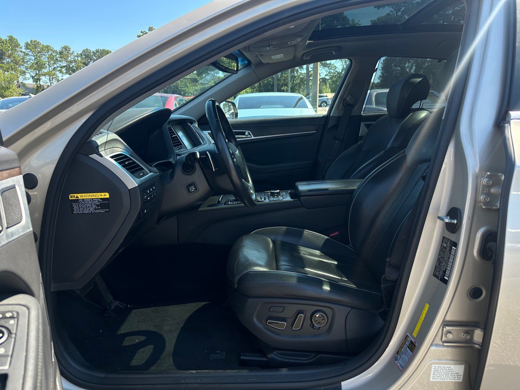 2015 Hyundai Genesis Image 9