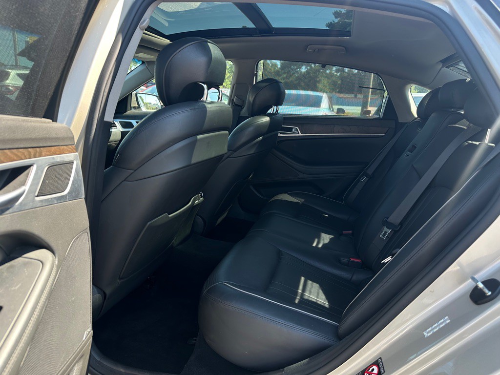 2015 Hyundai Genesis Image 11