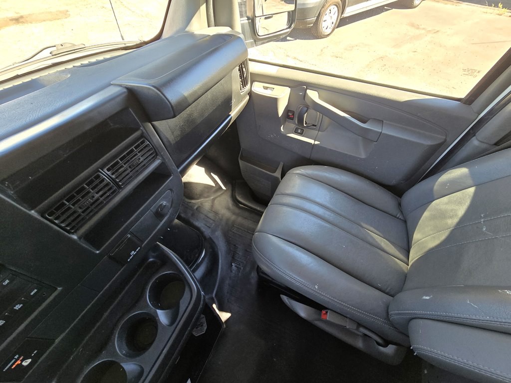 2016 Chevrolet Express Image 18