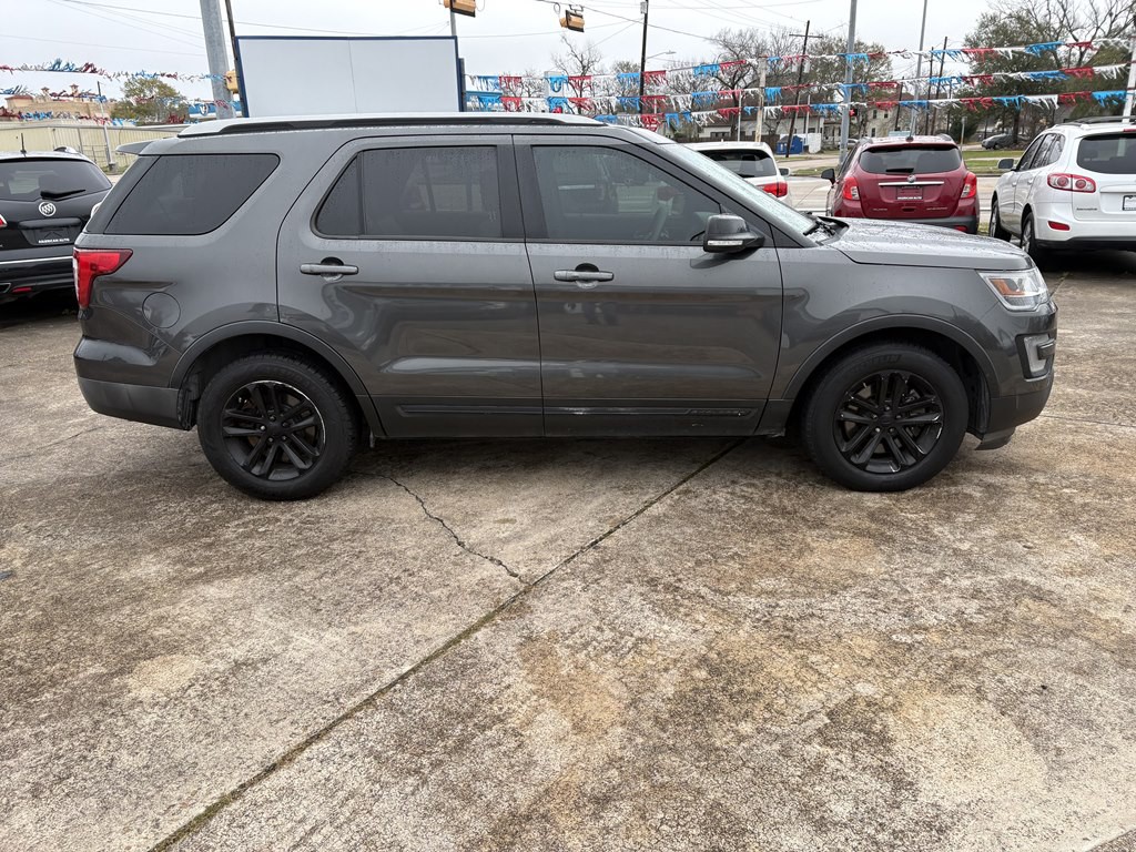 2016 Ford Explorer Image 2