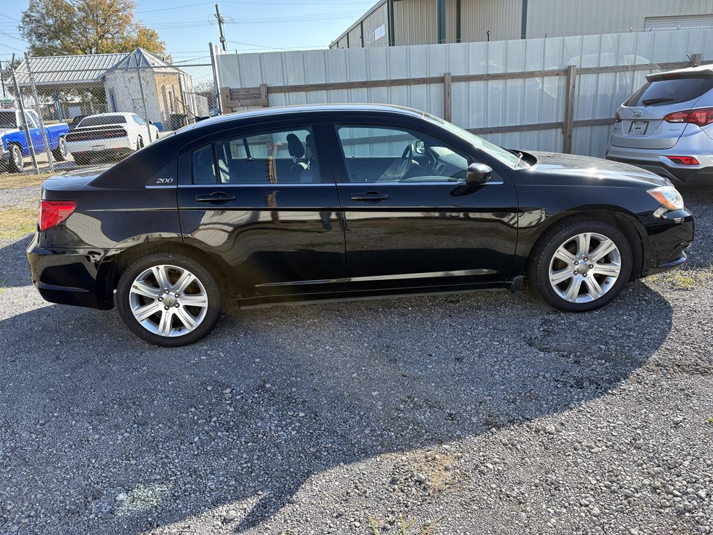 2012 Chrysler 200 Image 1
