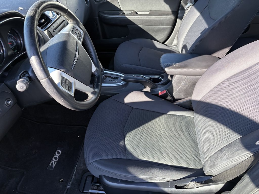 2012 Chrysler 200 Image 4