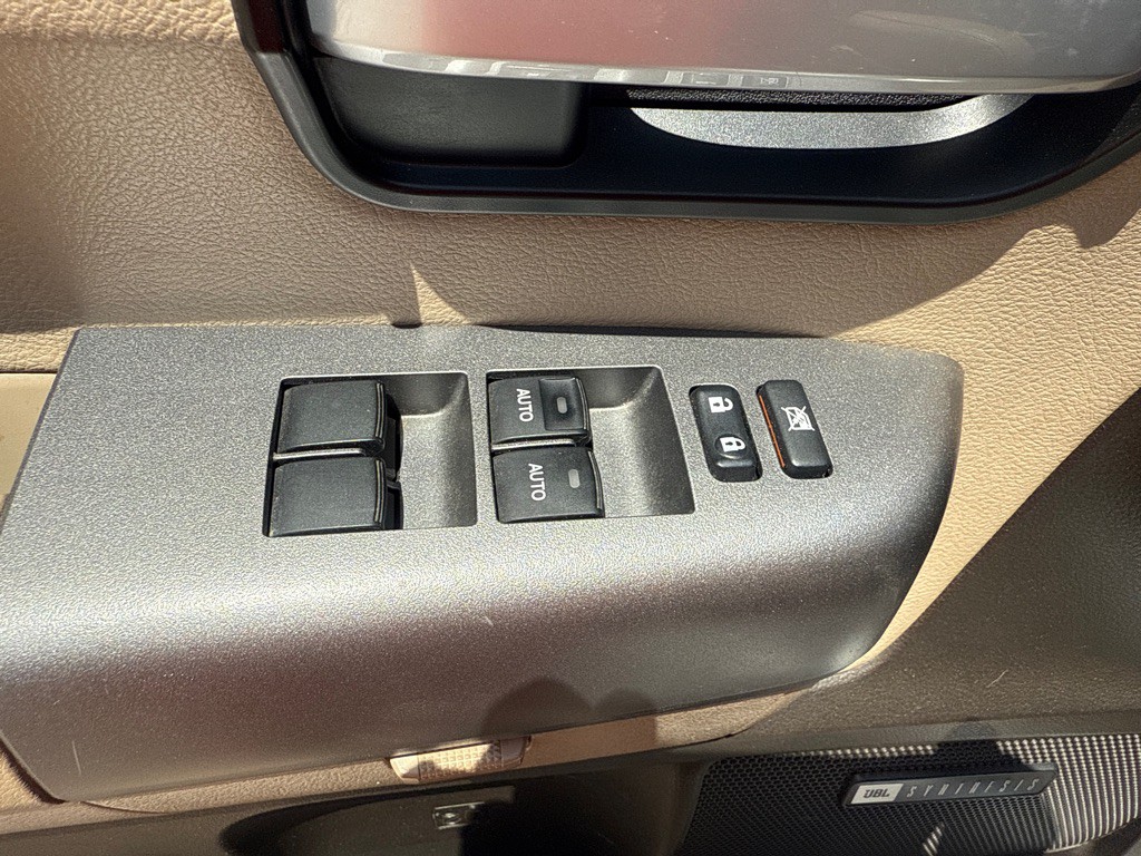 2011 Toyota Sequoia Image 21
