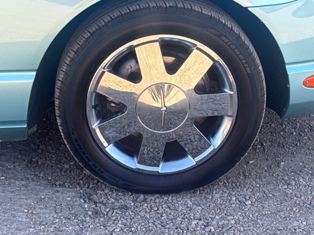 2002 Ford Thunderbird Image 9