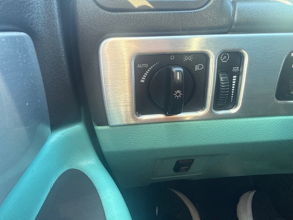 2002 Ford Thunderbird Image 25