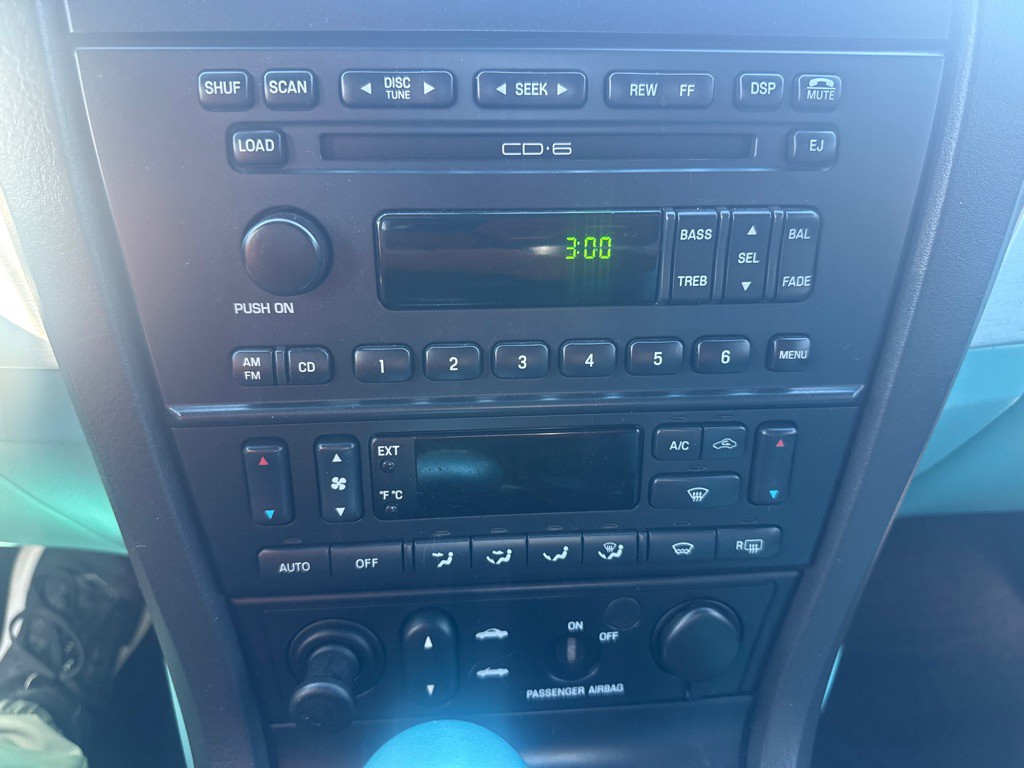 2002 Ford Thunderbird Image 27