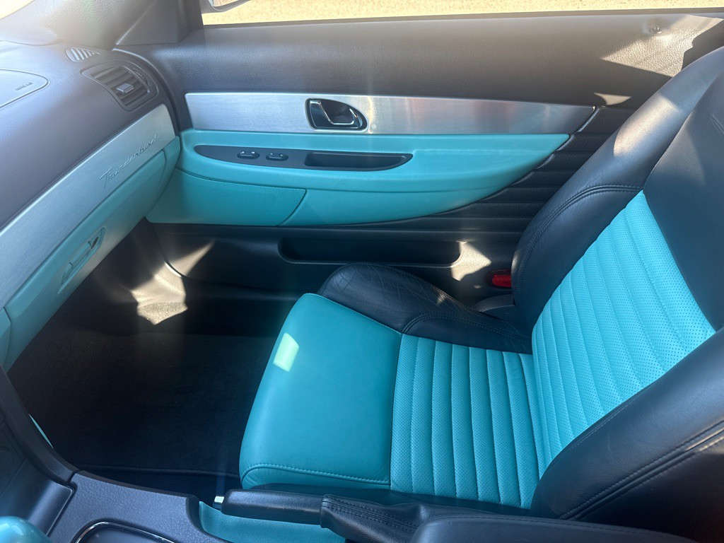 2002 Ford Thunderbird Image 30