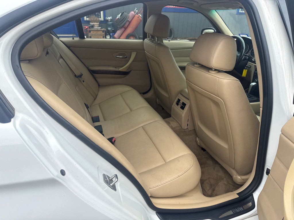 2011 BMW 3 Series Image 7