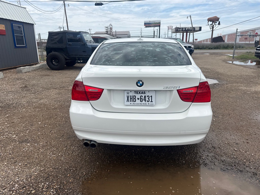 2011 BMW 3 Series Image 11