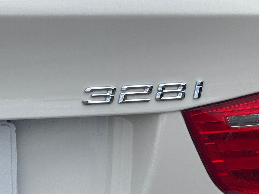 2011 BMW 3 Series Image 13