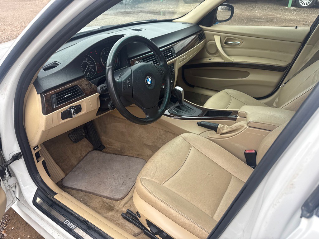 2011 BMW 3 Series Image 16