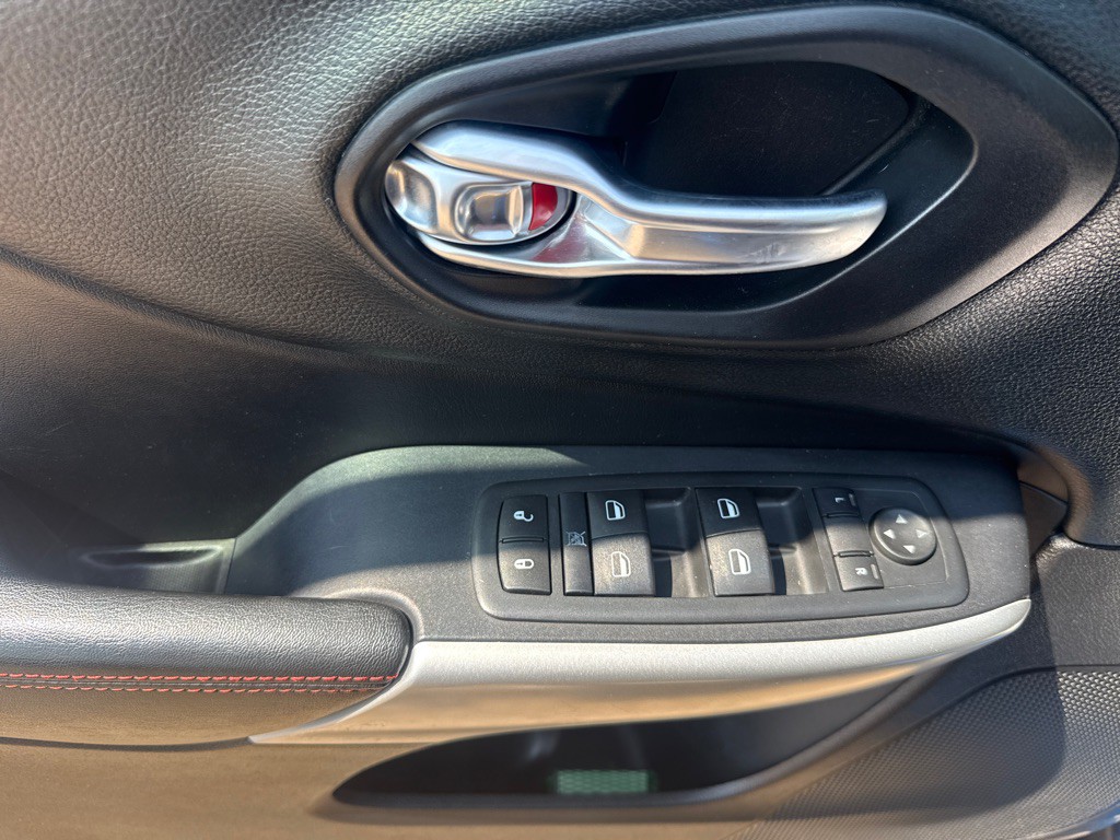 2017 Jeep Cherokee Image 16