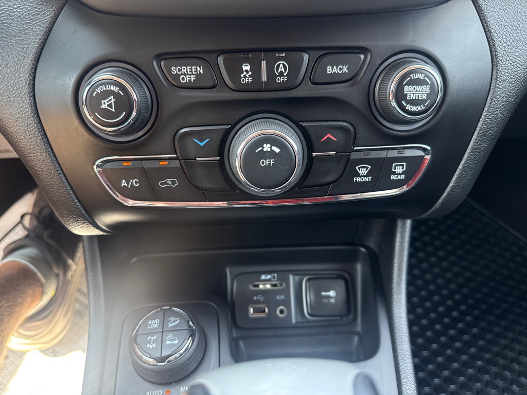 2017 Jeep Cherokee Image 23