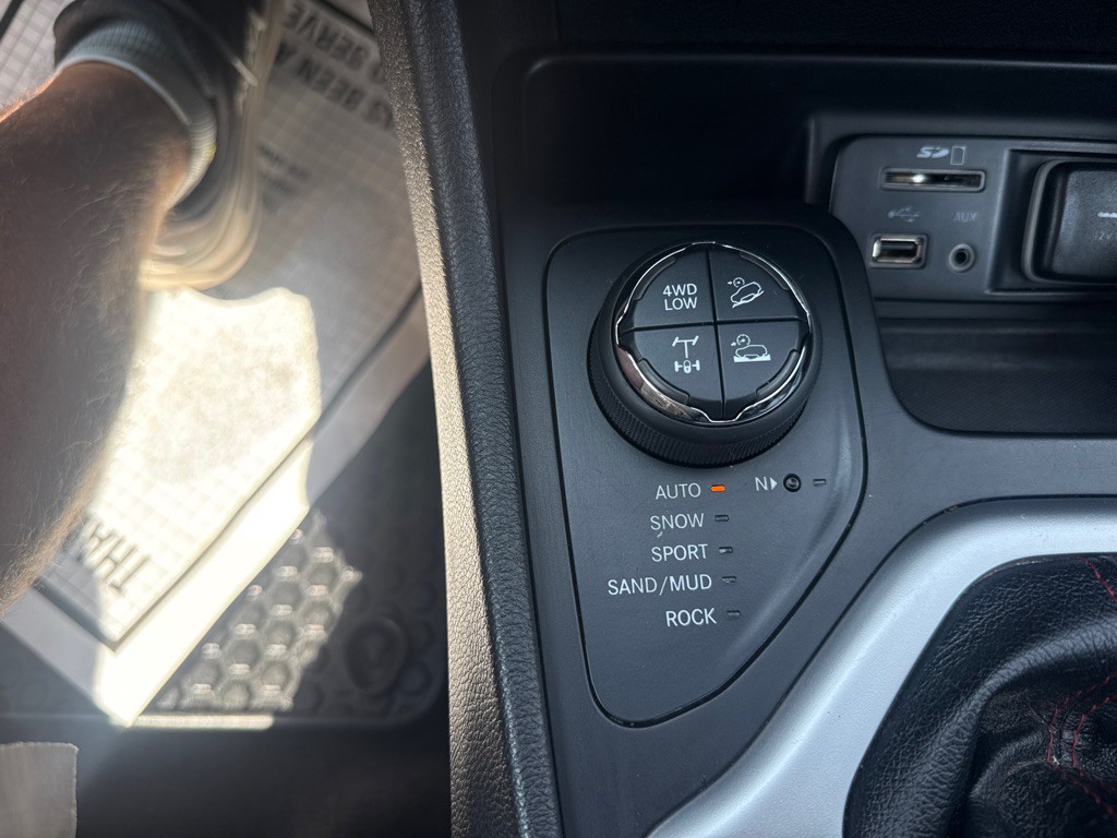 2017 Jeep Cherokee Image 24