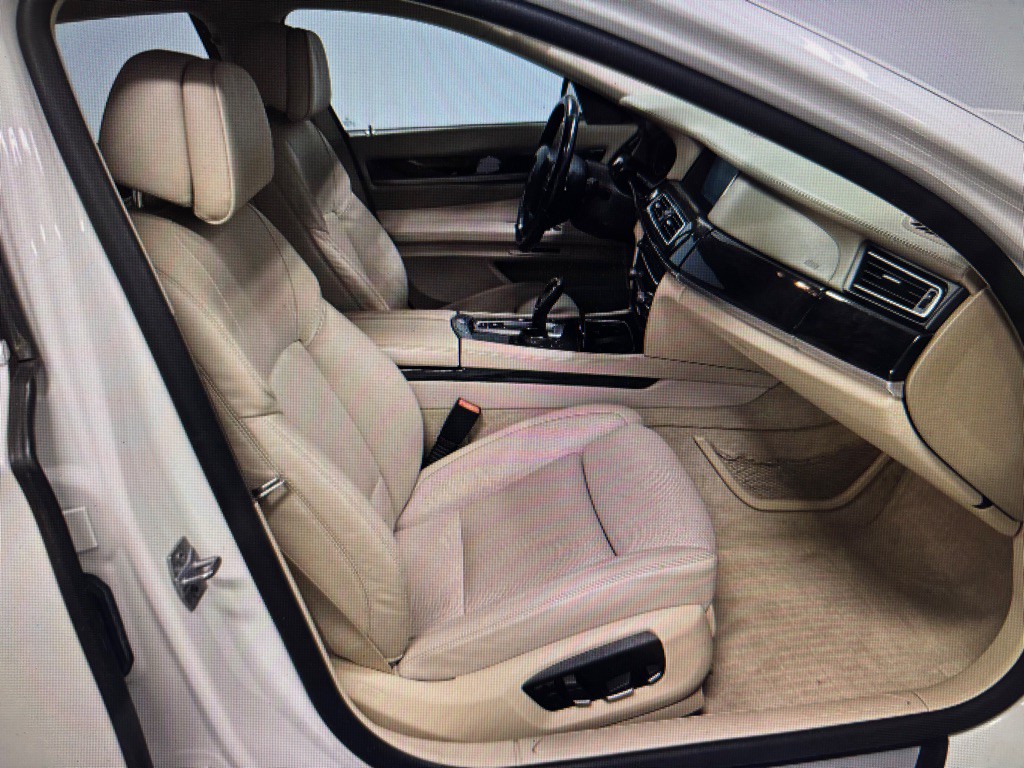 2014 BMW 7 Series Image 9