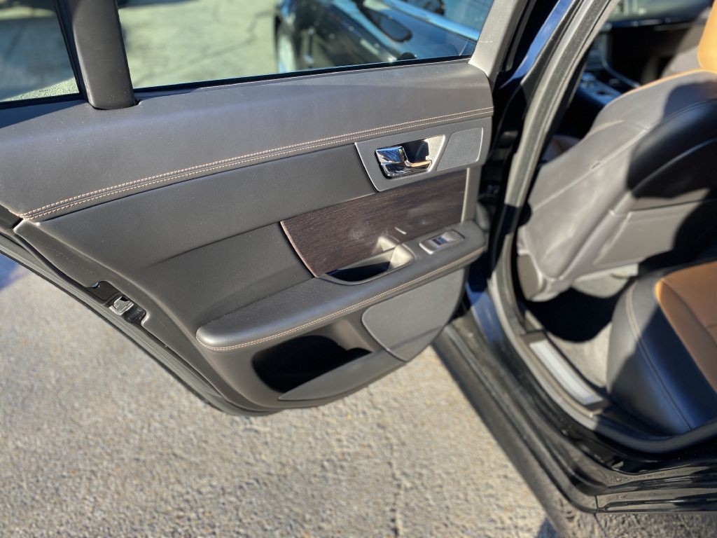 2011 Jaguar XF Image 8