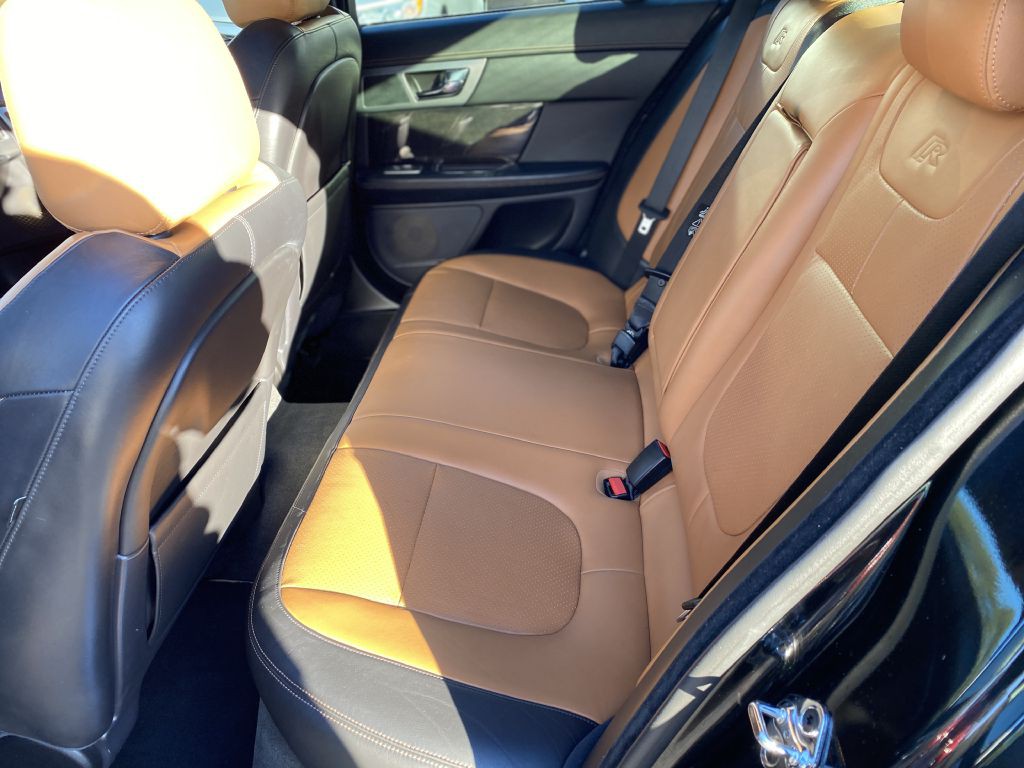 2011 Jaguar XF Image 9