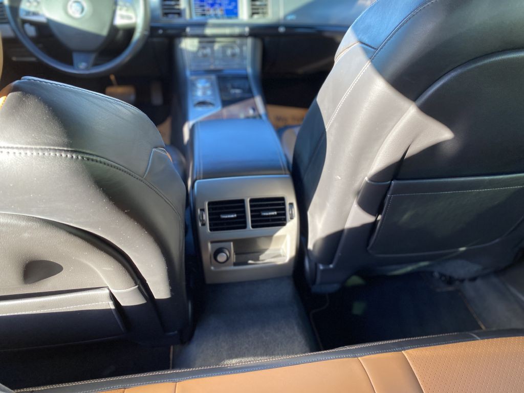 2011 Jaguar XF Image 12
